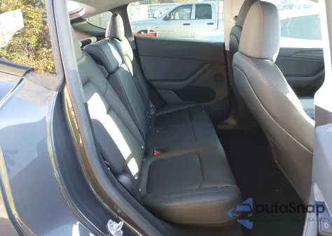 2024 Tesla Model Y Long Range Dual Motor All-Wheel Drive z USA, uszkodzony, nr VIN 7SAYGDEE5RA317488